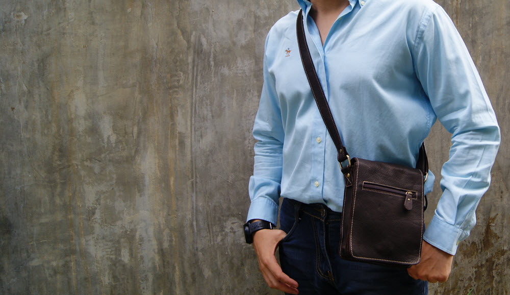 Мужская сумка через плечо: идеальный аксессуар для делового образа
