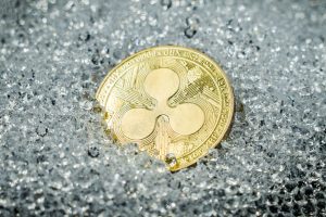 XRP: активность крупных кошельков и прогноз цены к концу 2025 года